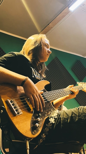 Струнные инструменты в JK MUSIC SCHOOL на Кабдолова 22в, отдельно стоящее здание, Ауэзовский район